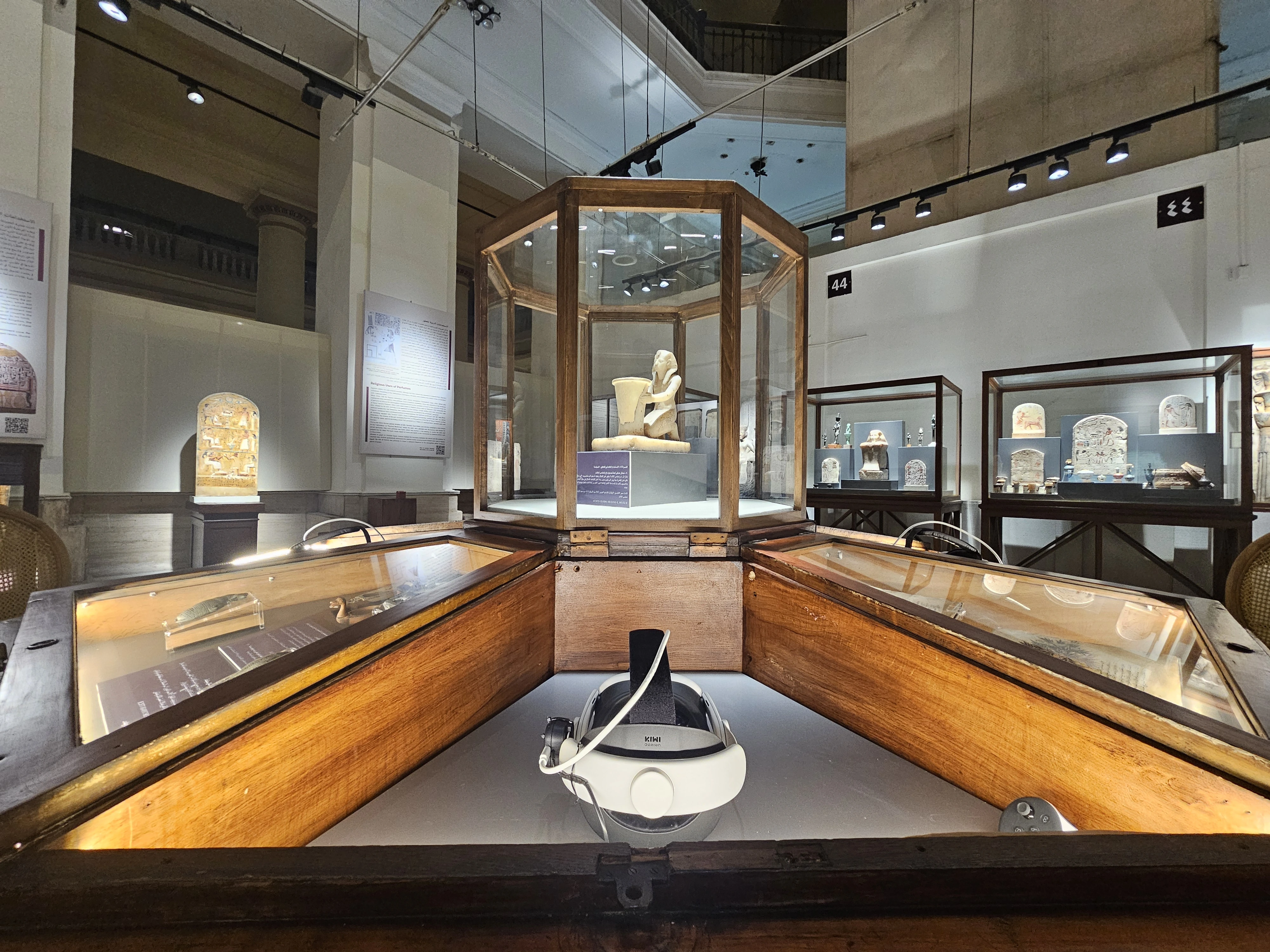 Casque de réalité virtuelle dans la salle dédiée à l'expérience sur l'Égypte antique