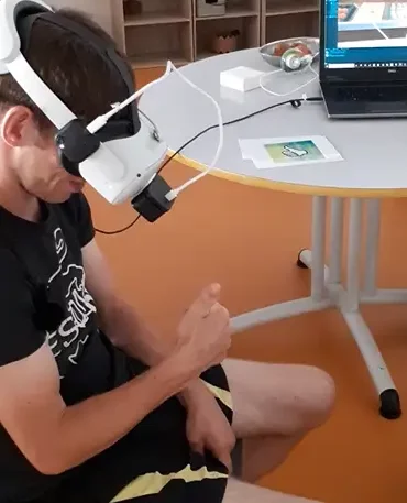 Jeune adulte autiste qui teste l'expérience de réalité virtuelle