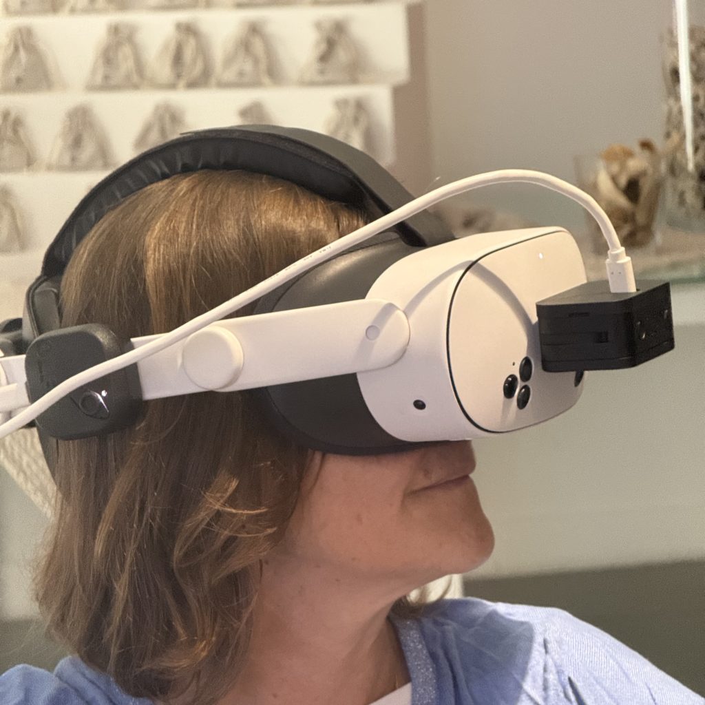 Utilisatrice avec le casque OLFY vivant l'expérience de réalité virtuelle pendant la creative week